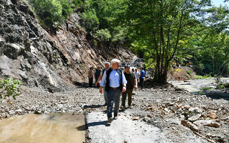 SELDEN HASAR GÖREN YOLLARDA ÇALIŞMALAR SÜRÜYOR.